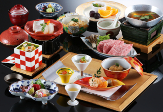 旬の味覚を敷きつめた黒毛和牛付き御膳